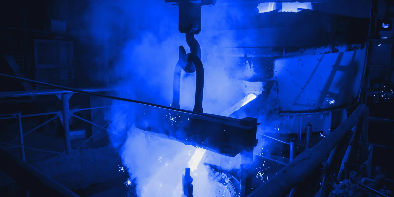 Colada de fundición: el metal líquido llenando el molde.